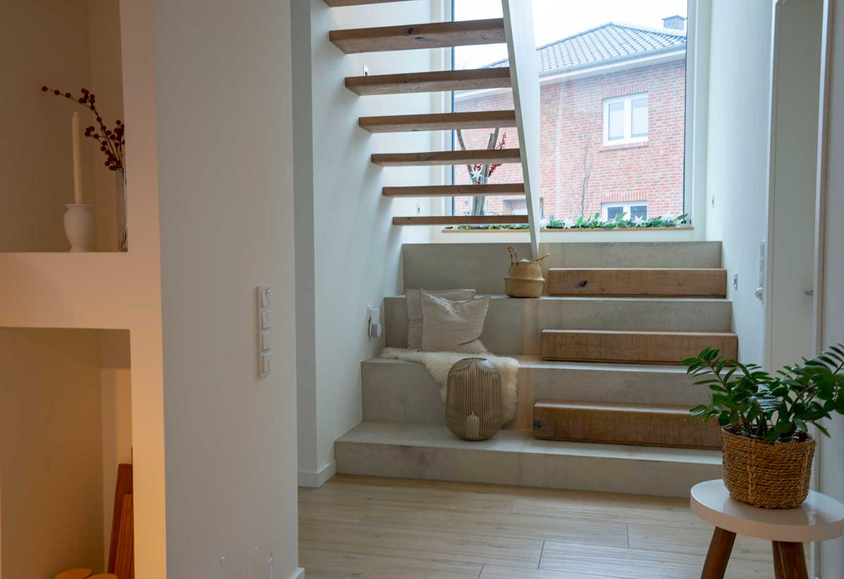 Moderne Treppe mit Podest aus Beton