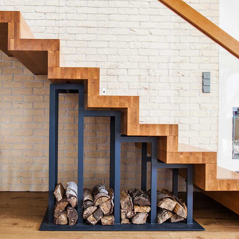 Moderne Holztreppe mit Kaminholzregal