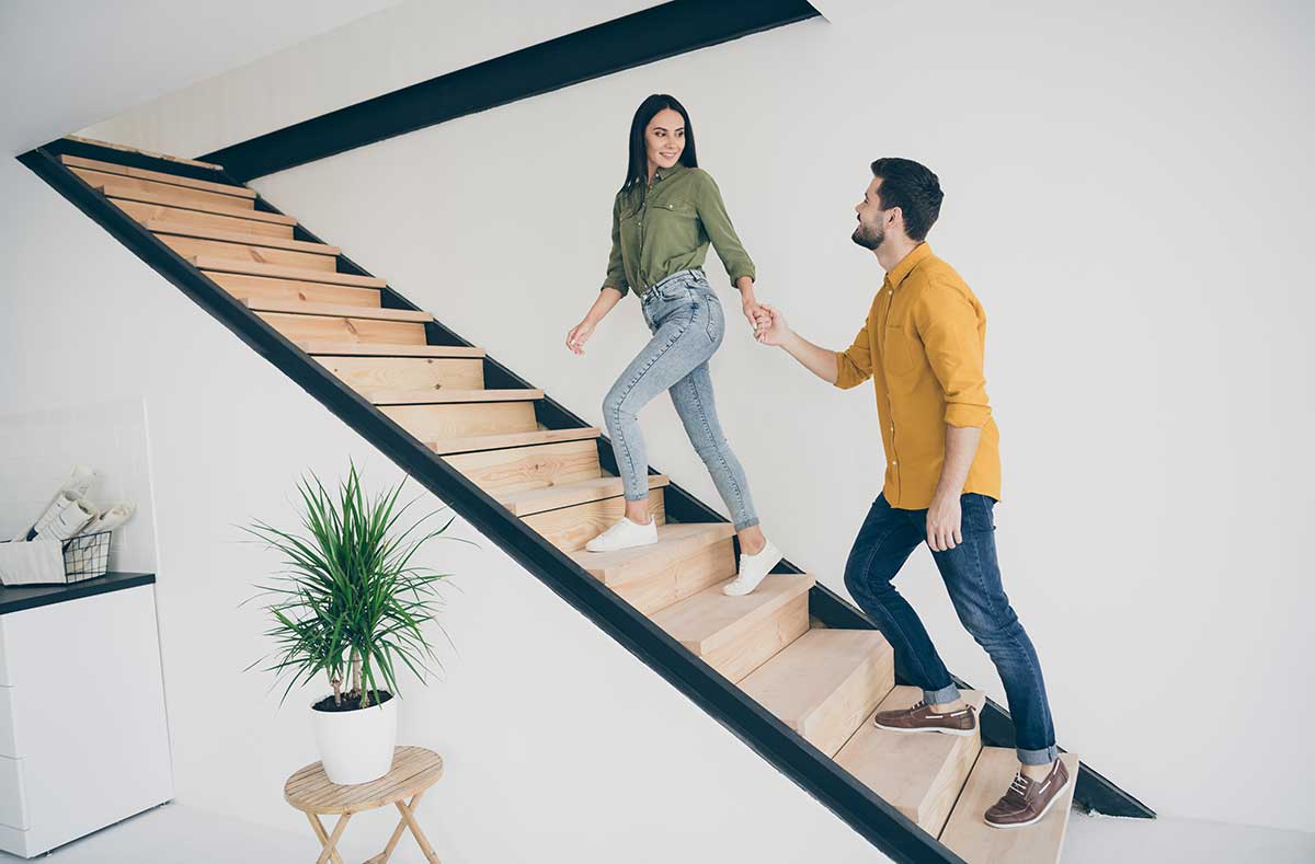 Moderne Treppe mit hellen Holzstufen