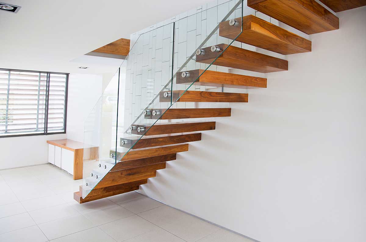 Kragarmtreppe mit Holzstufen Kragarmtreppe mit Holzstufen