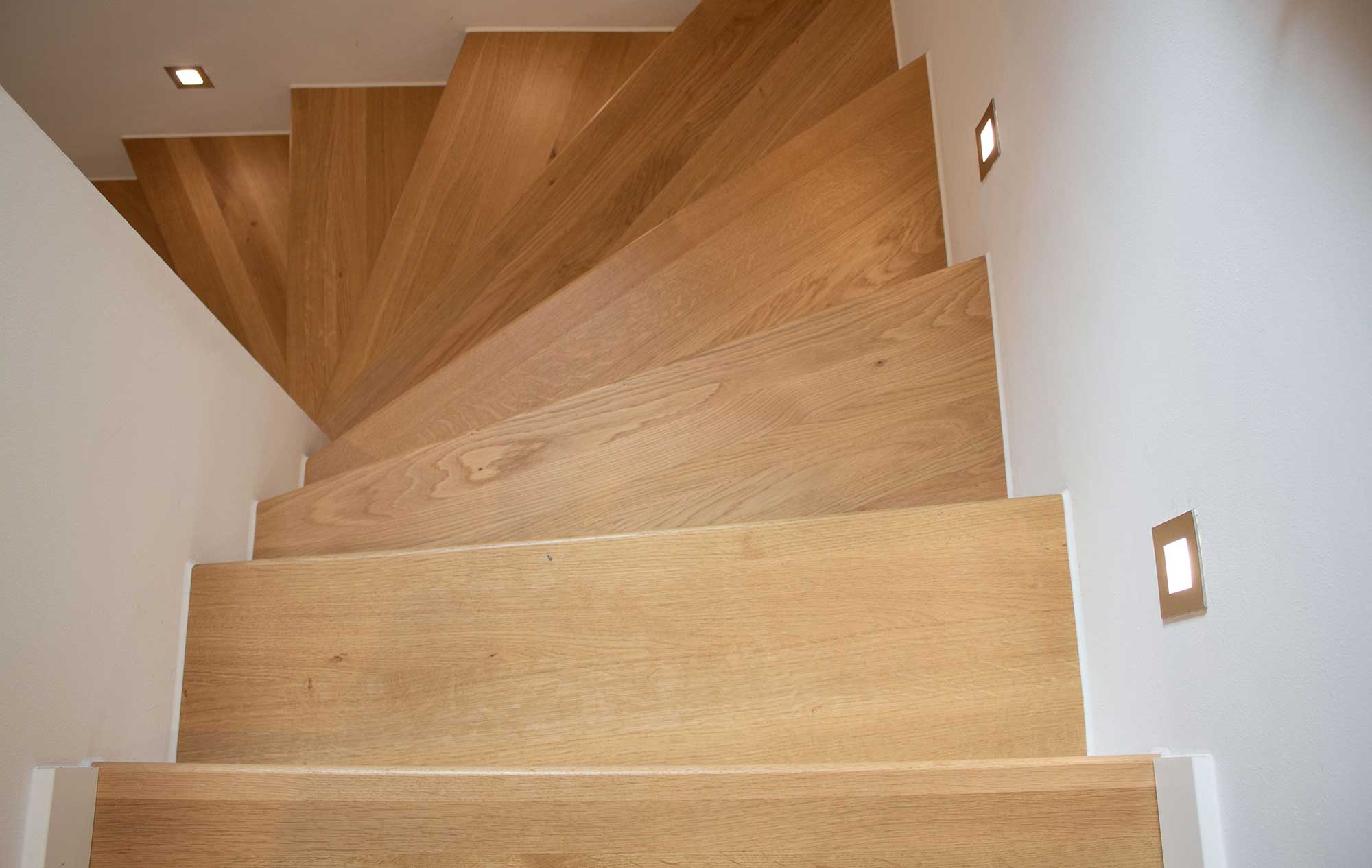 Treppe mit Holzstufen aus Eiche und LED