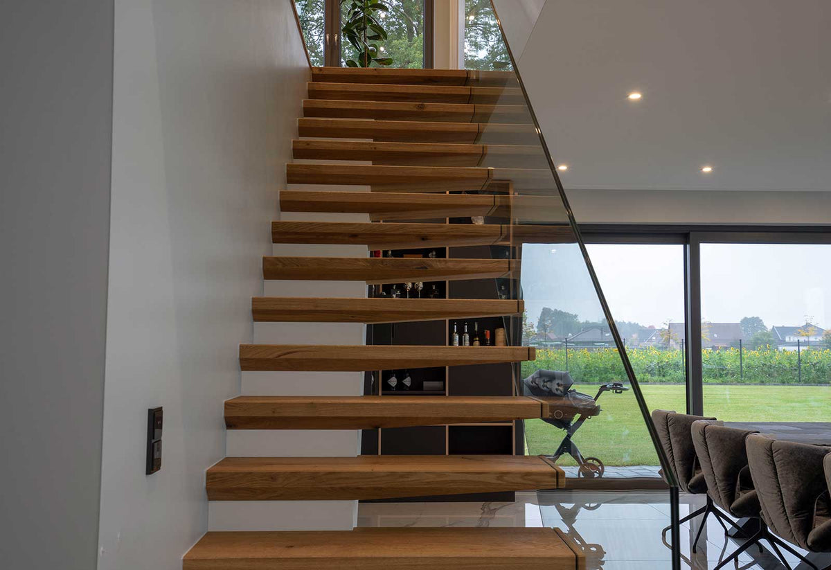 Moderne Treppe aus Massivholz