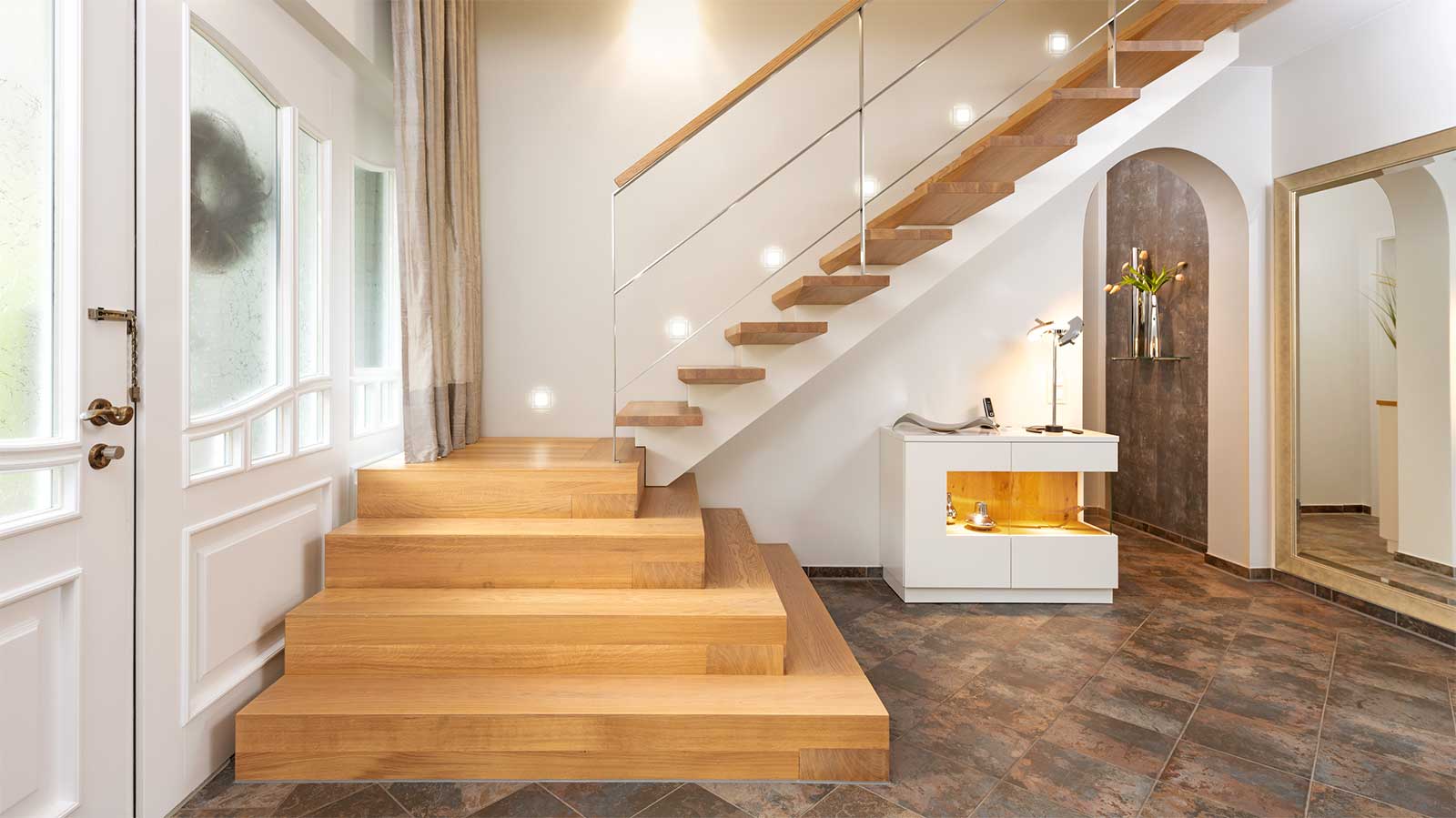 Moderne Treppe mit Podest