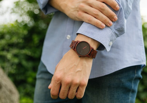 Reloj con eslabones de madera para hombre