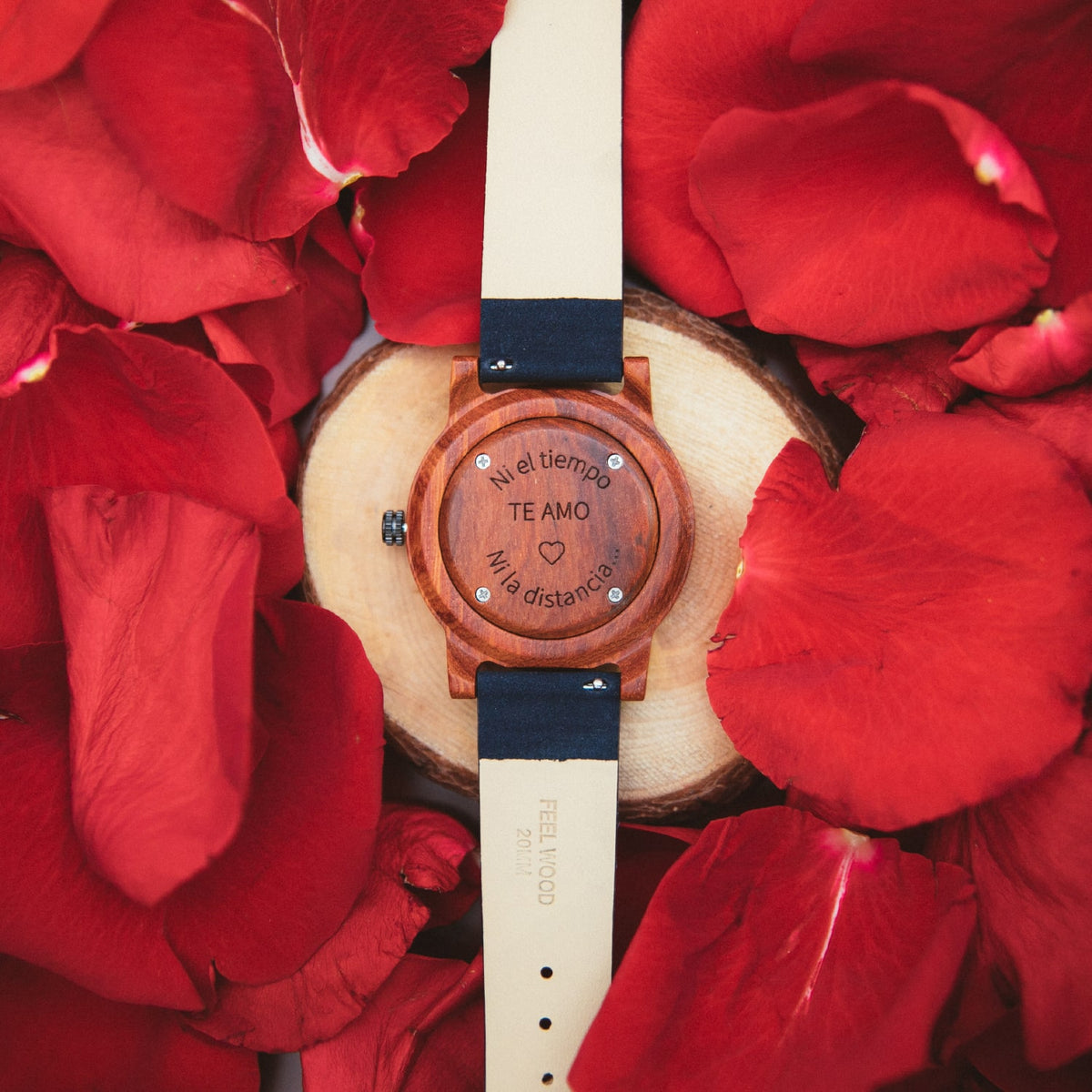 Sorprende por San Valentín con un reloj de madera grabado