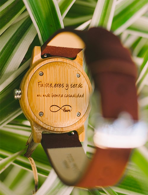 Relojes de madera con mensajes grabados