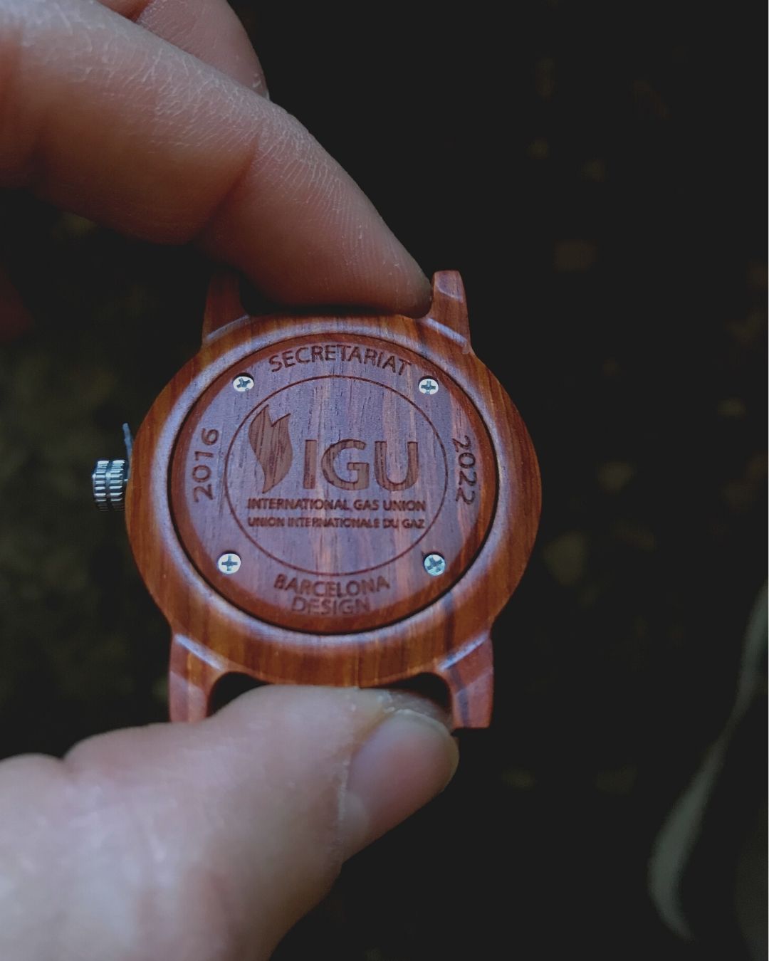 Diseño grabado para los relojes de empresa IGU
