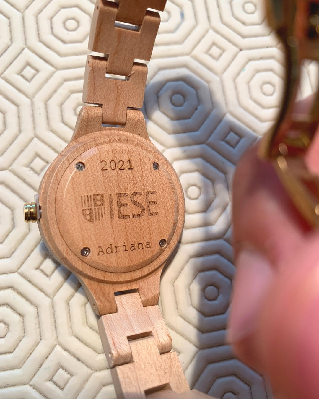 Reloj de madera de regalo para alumnos de IESE