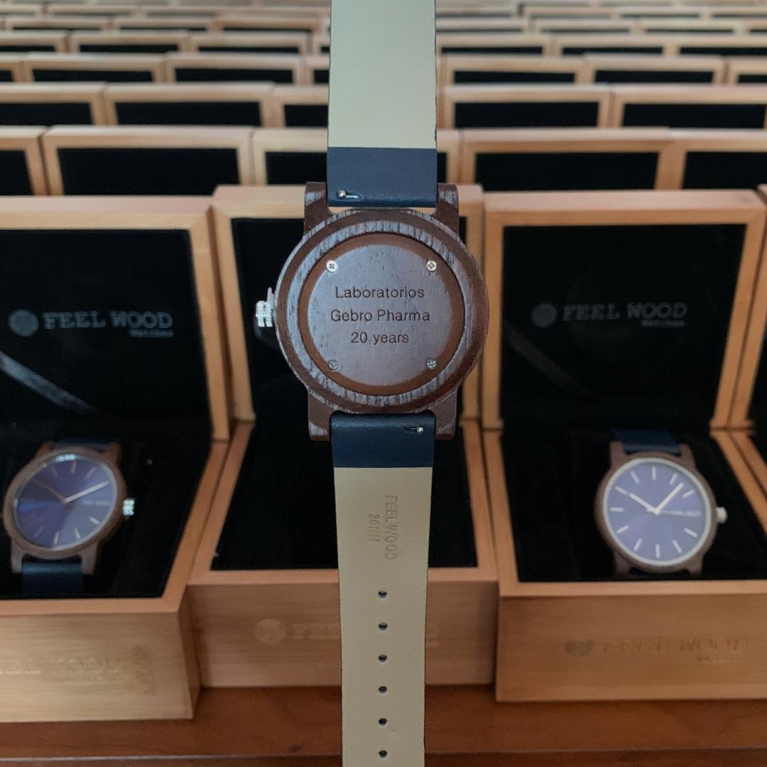 Relojes de madera con logo de empresa EAHP
