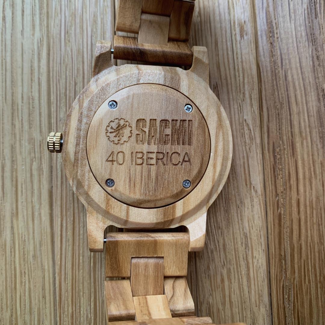 Empresa Sacmi Iberica regala relojes de madera