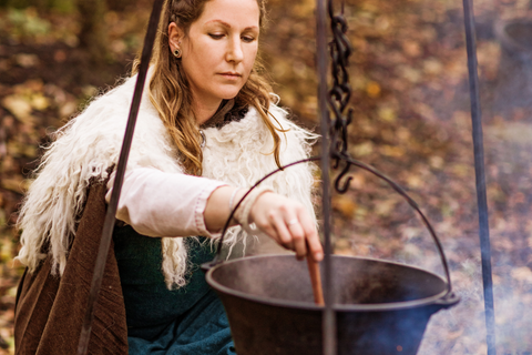 Mujeres vikingas elaborando cerveza