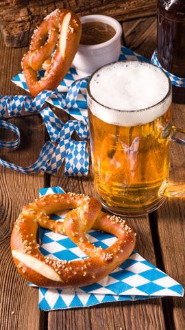 Bretzel con cerveza en el oktoberfest