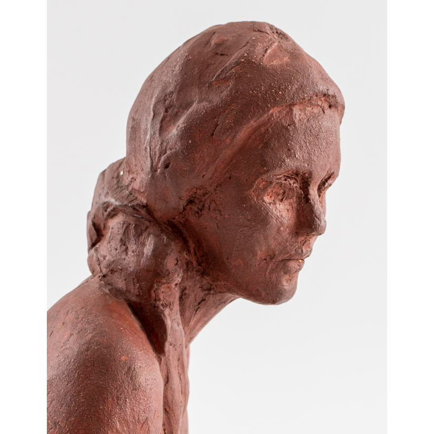 Suri Justicia insondable Red Clay Sculpture of a Seated Nude – Showplace