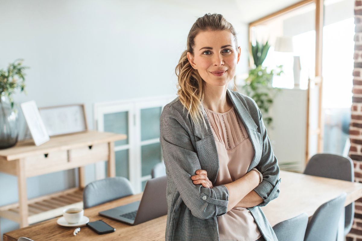 Une femme souriante au bureau