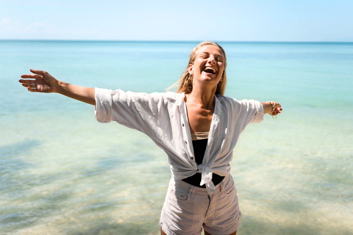 Vacances de rêve et détente absolue pour une femme en maillot de bain, profitant de la plage et du soleil