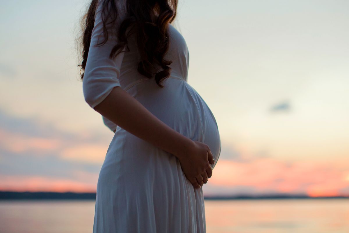 femme enceinte profite coucher du soleil avant accouchement