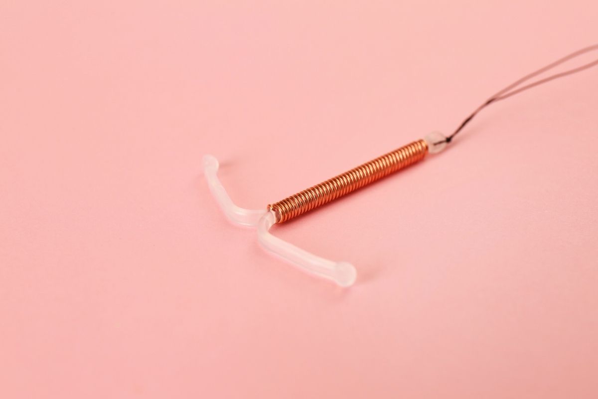 mulher contraceptiva DIU de cobre