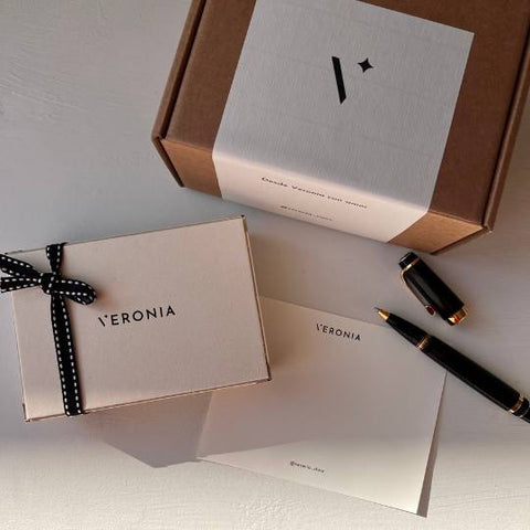 Caja de regalo y de envío de Veronia con tarjeta personalizada