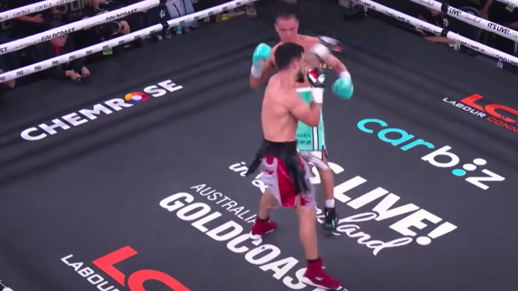 Tszyu dodges punches from Mendoza