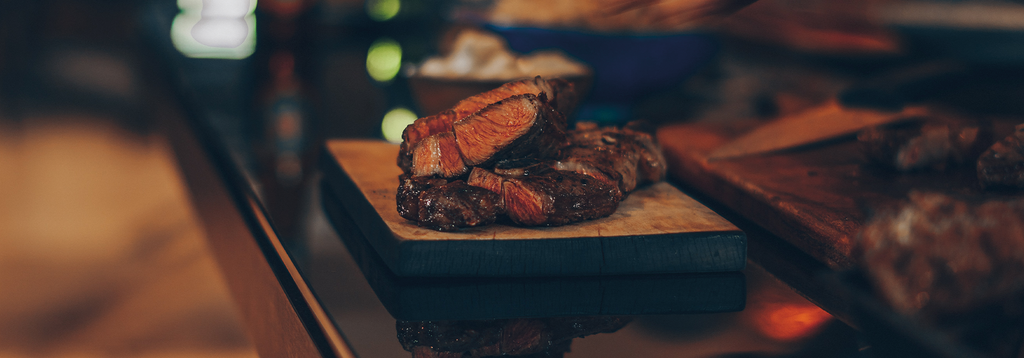 Foto van een Ribeye steak op een dienblad