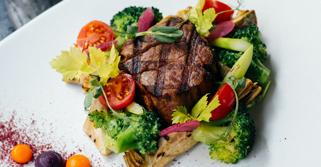 Picture of a filet mignon with vegetables