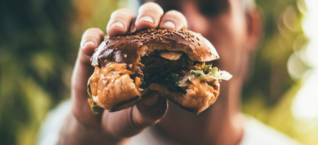 Foto van een man met een hamburger