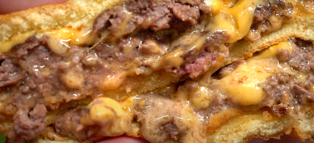 Close up van sappig hamburger vlees