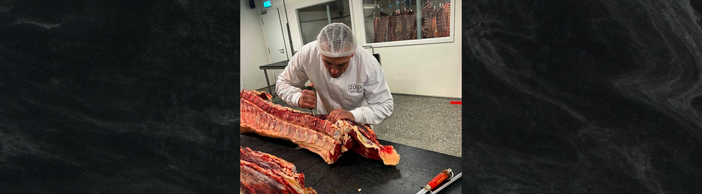 Metzger von Zagt Amsterdam schneidet Rindfleisch