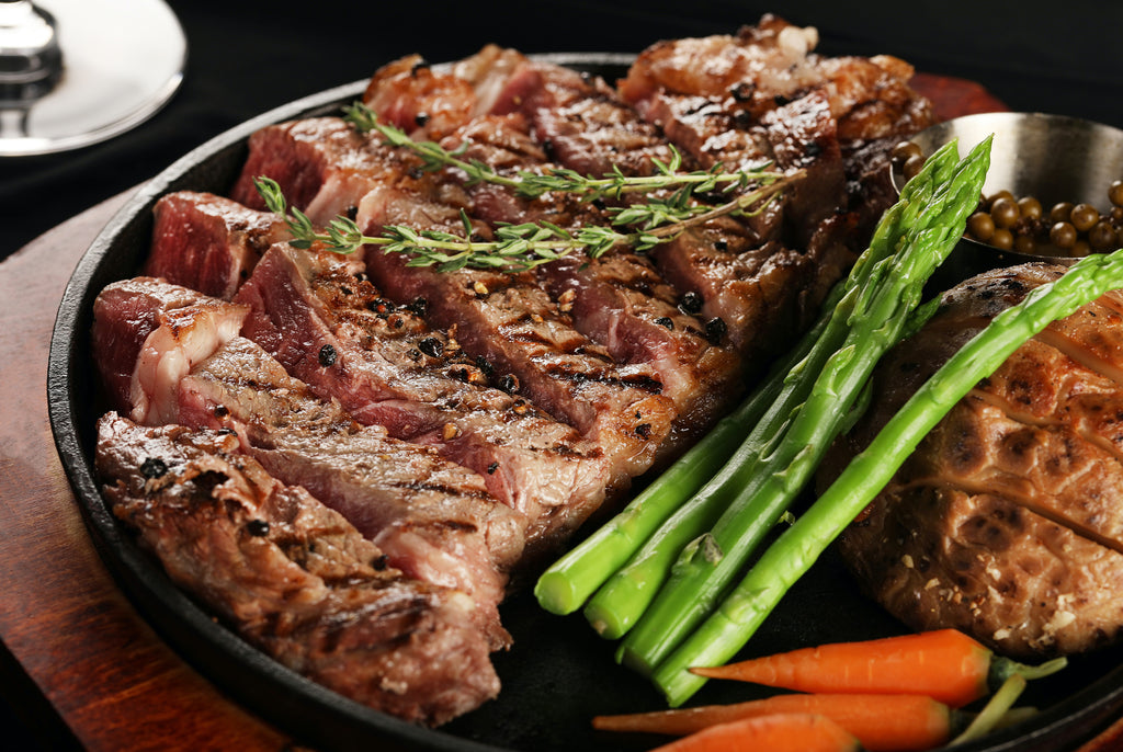 Picture of a cooked steak with asparagus
