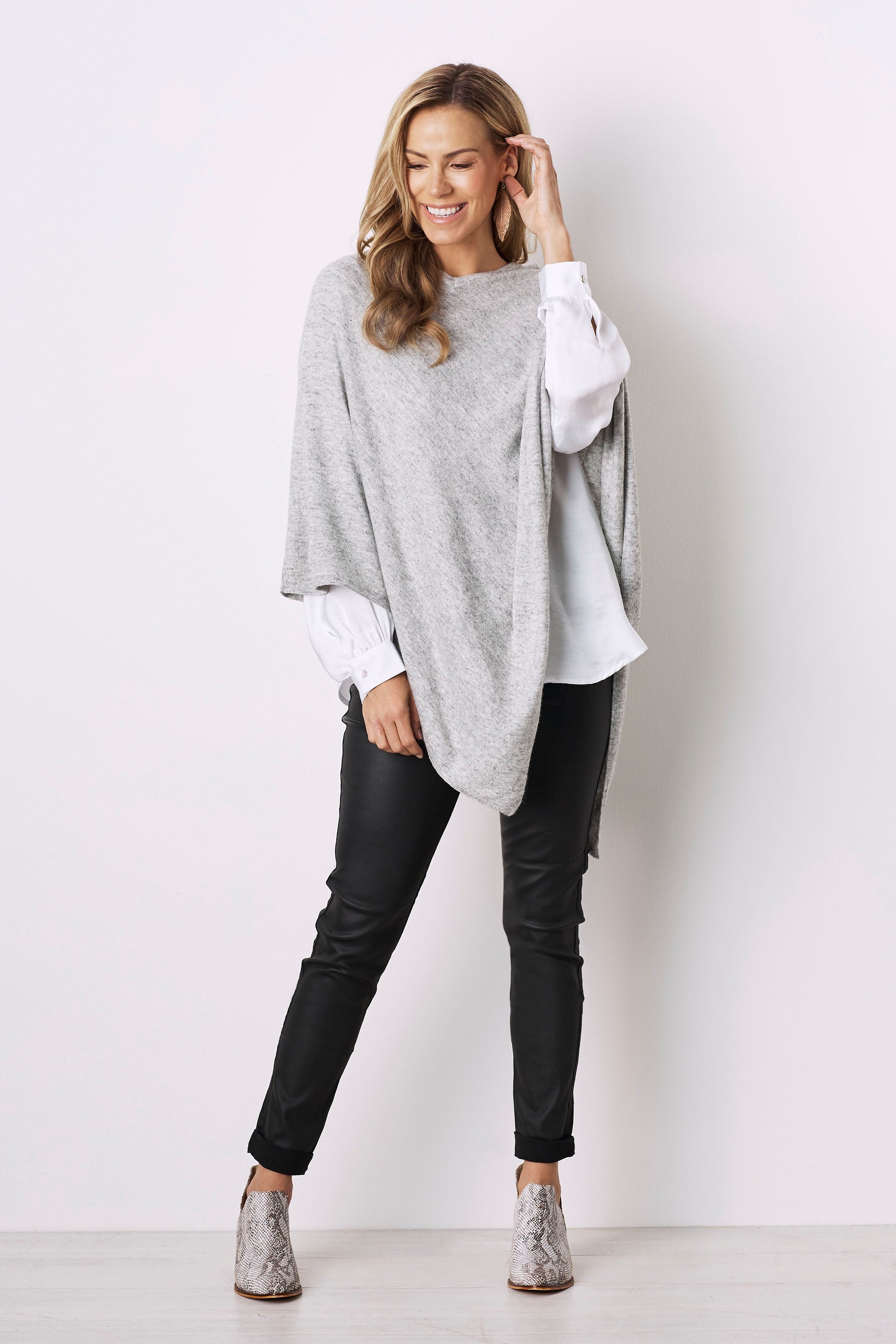 Cashmere and Wool Poncho Light Grey – Carolina