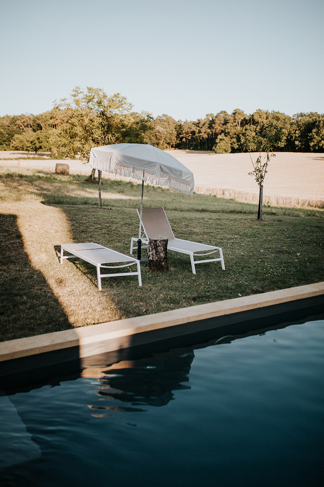 Piscine dans une grange en Dordogne