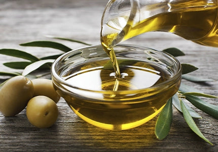 Bain d'huile d'olive sur vos cheveux : bienfaits et méthode d