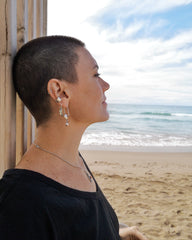 Mujer de perfil con vistas al mar mediterráneo.