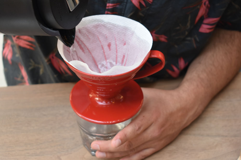 Vierta el filtro con el café molido en el embudo enfocado preparación del  café con filtro de goteo vierta el método alternativo de verter agua sobre  los granos de café tostados y