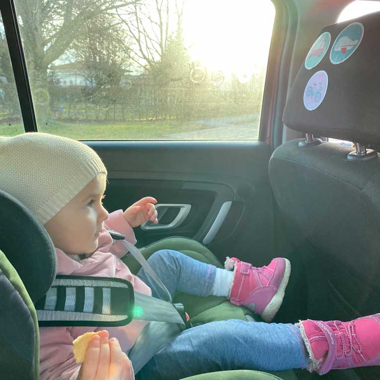 Babyspielzeug beim Autofahren