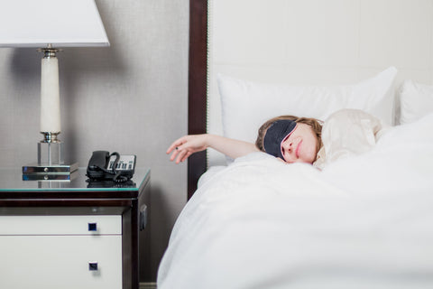 Ecco perchè dormire con una maschera coprente.