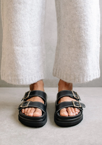 alohas black strap buckle sandals