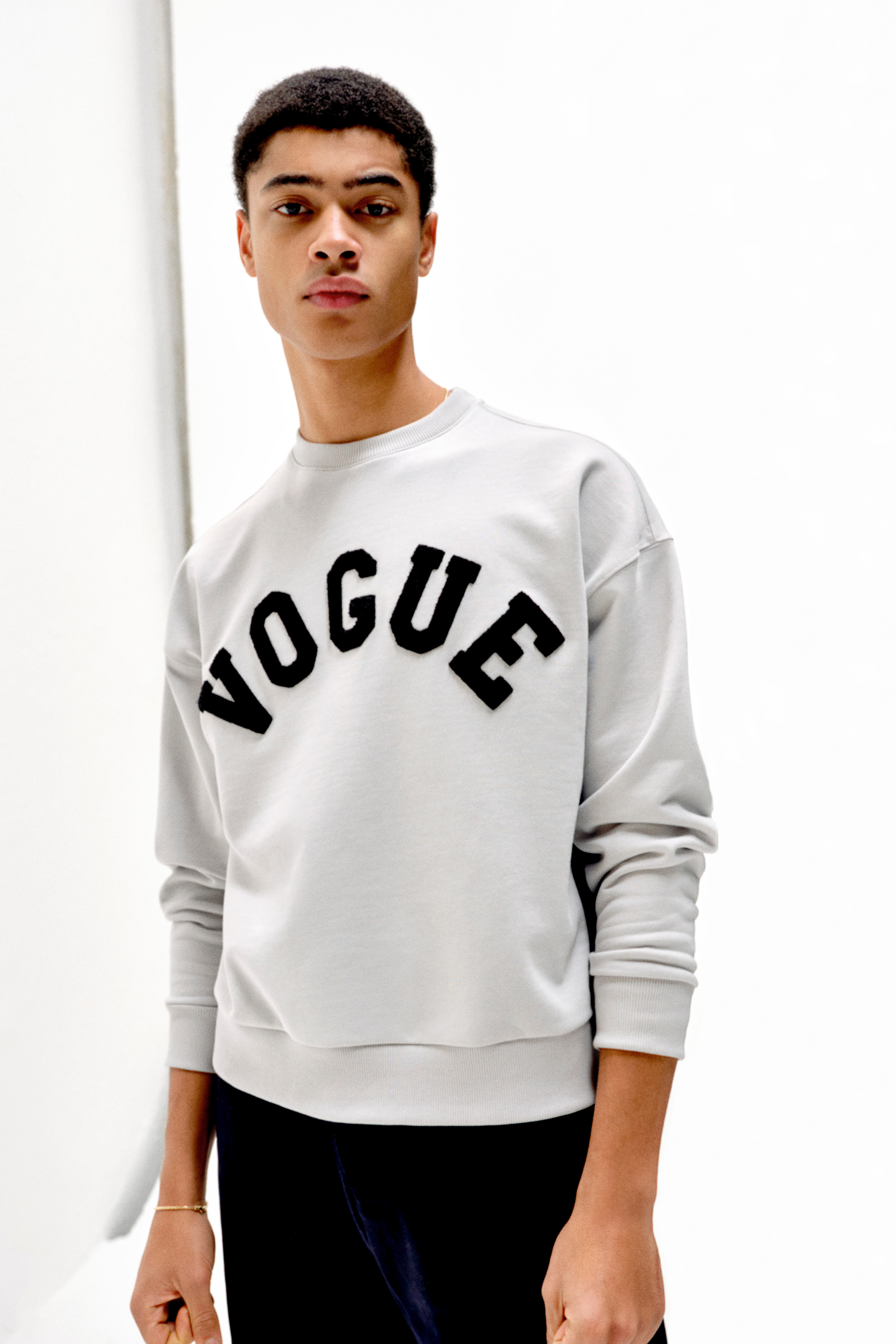 VOGUE Sweatshirt in Light Grey