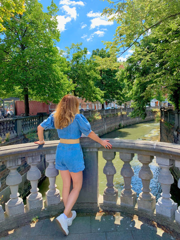 A woman posing at the river Dyle in Leuven