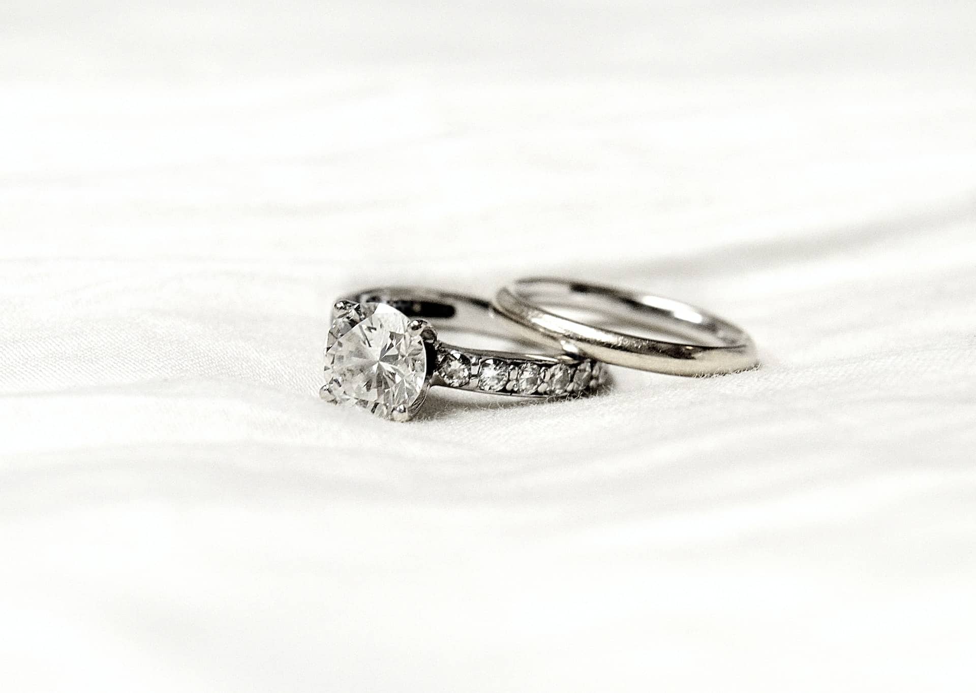 single diamond engagement ring and band