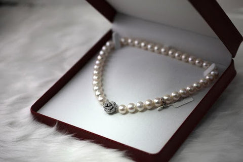 Pearl necklace with stamp    