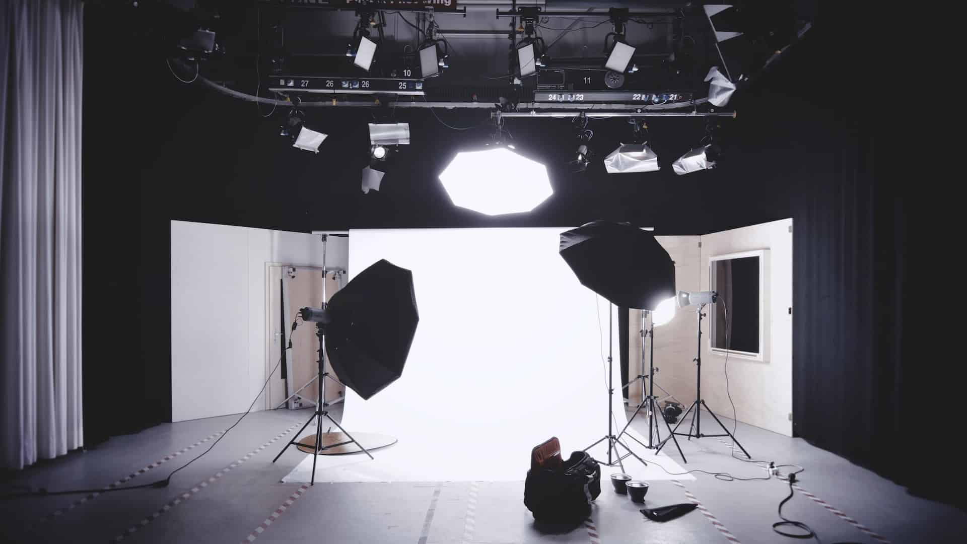 A photography set with lighting and umbrellas