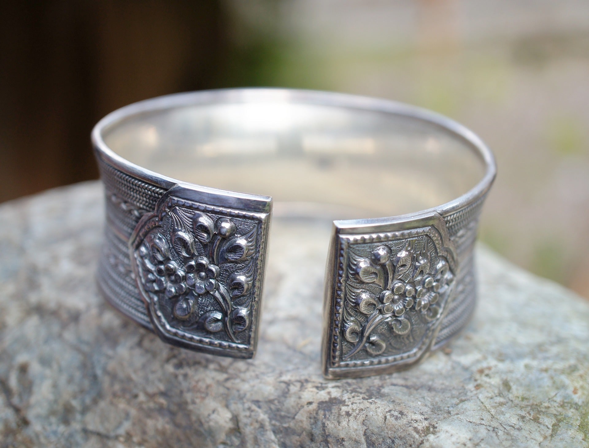 Silver bracelet with flower design