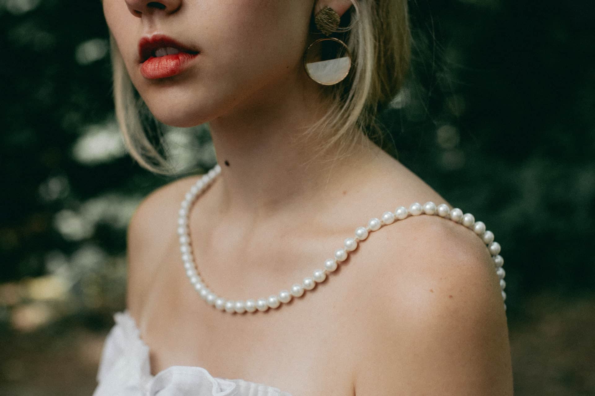 find the best ways to wear a pearl necklace