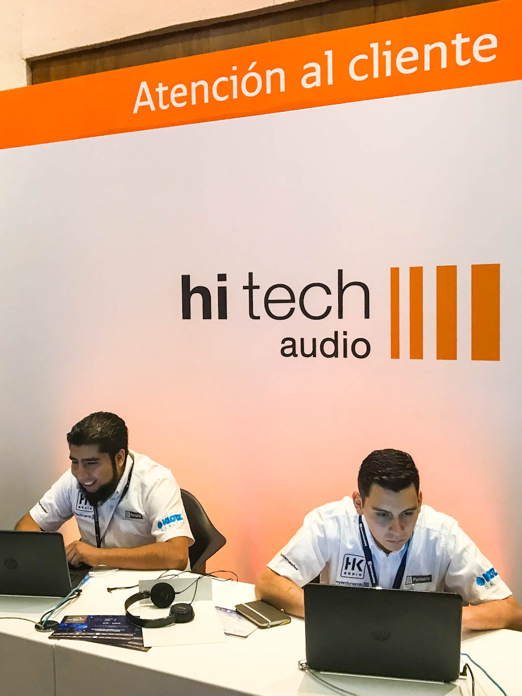 Ingeniero de Hi Tech Audio brindando Asesoria y Cotizaciones