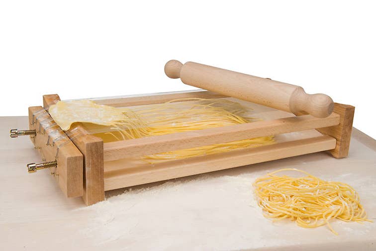 Adjustable pasta cutter with 4 smooth POM blades