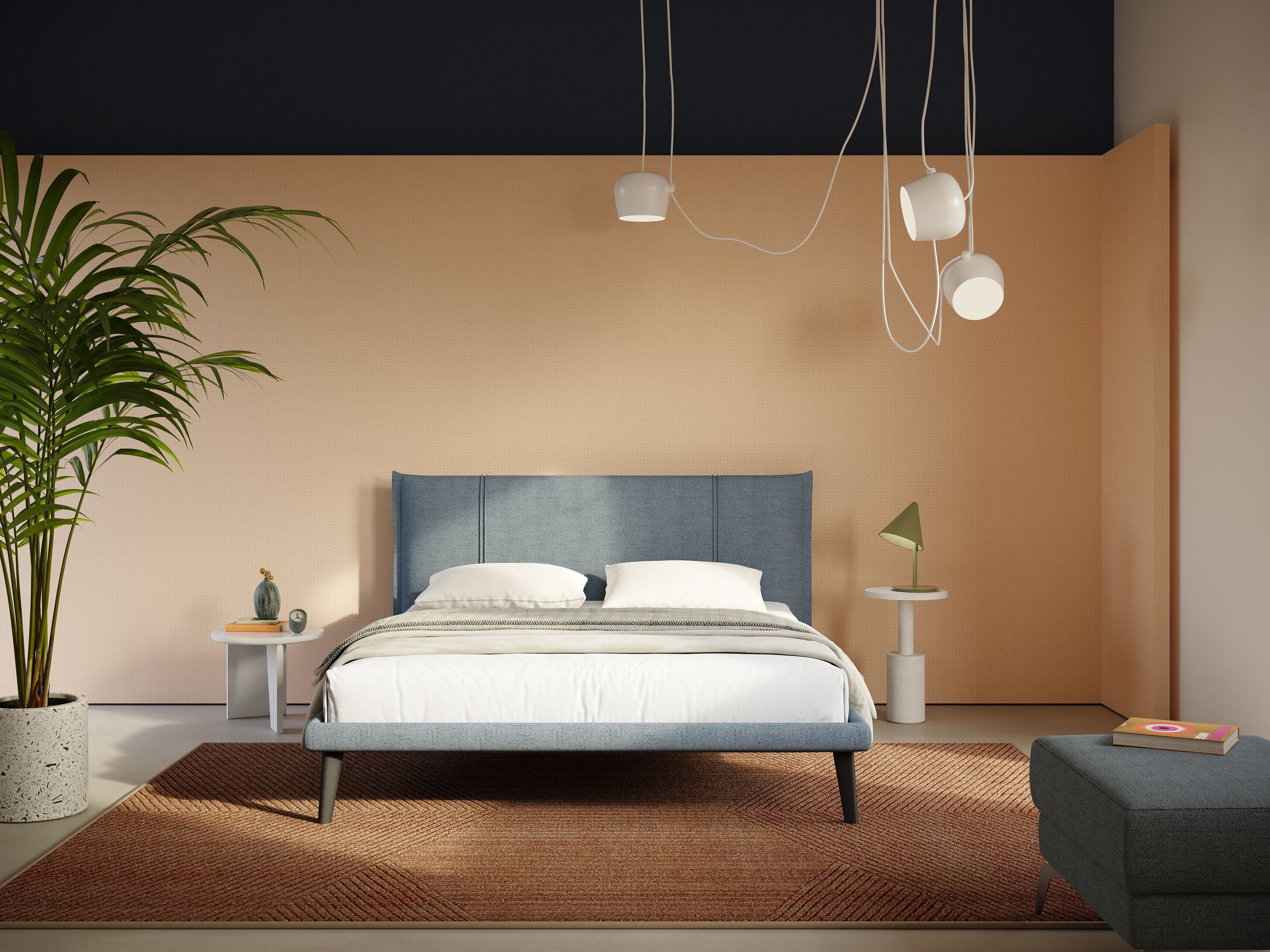 **Una camera da letto moderna con il Klaus LETTO moderno con piedi in mogano e tessuto fiammato impermeabile T03 di Letti.store, decorato con biancheria da letto bianca e due cuscini. Le pareti beige sono incorniciate da un soffitto scuro, con due tavolini rotondi laterali che espongono oggetti decorativi e lampade a sospensione sospese in alto. Una grande pianta in vaso abbellisce l'angolo sinistro della stanza, mentre un tappeto marrone testurizzato e un pouf grigio completano l'atmosfera accogliente.**