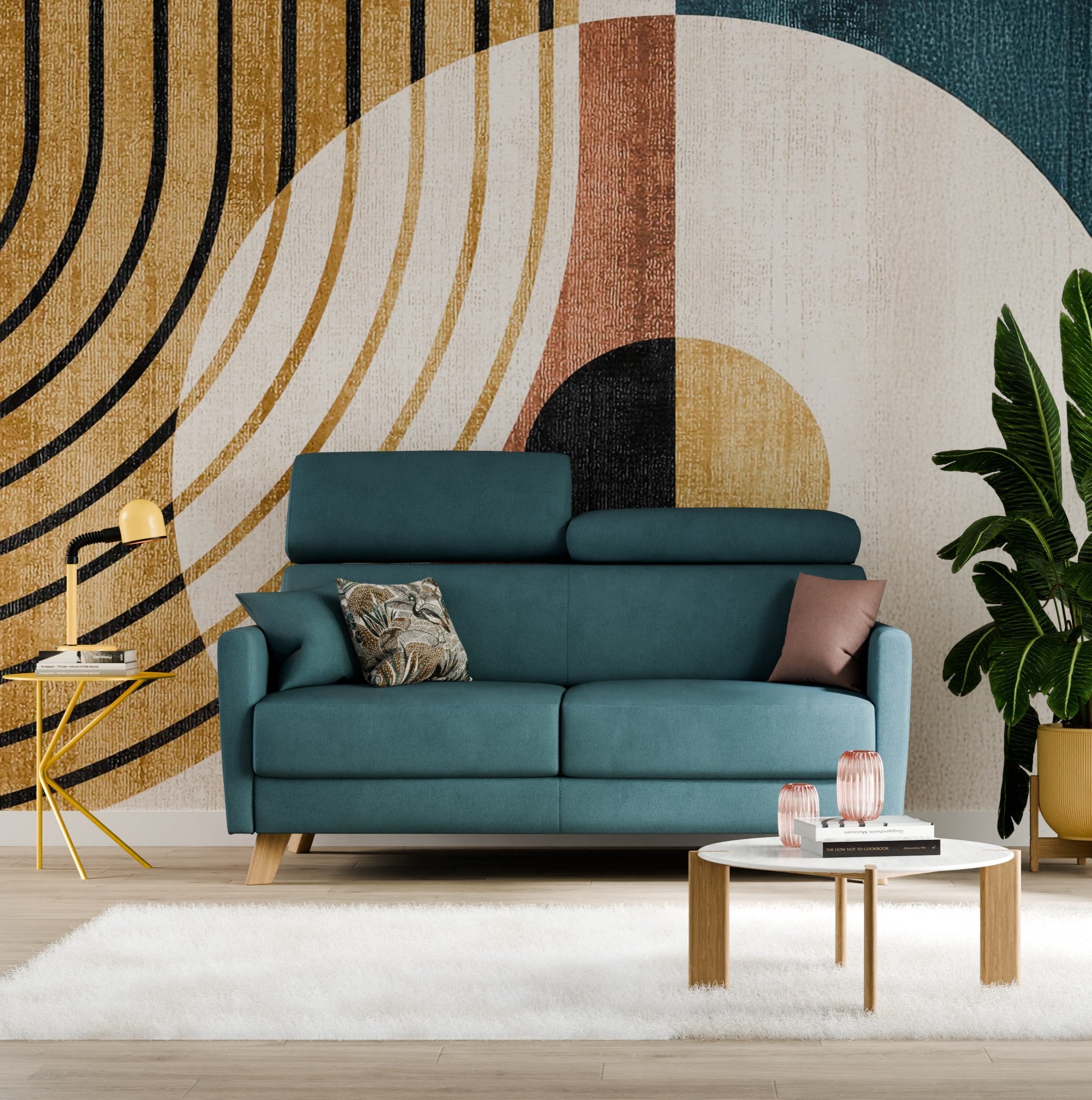 Un soggiorno contemporaneo presenta il divano letto matrimoniale Francy con poggiatesta regolabili in un sorprendente verde acqua, di Divani.Store, completato da due cuscini. È posizionato contro un'accattivante parete geometrica decorata con linee curve in senape, nero e bianco. Una pianta verde alta in un vaso dorato aggiunge atmosfera nelle vicinanze, accompagnata da un piccolo tavolo rotondo su un tappeto bianco e un'elegante lampada nera e oro.