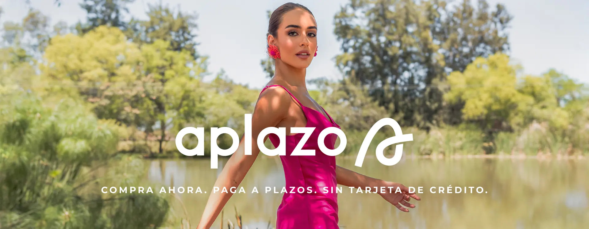 Mujer con vestido rosa y con texto 'aplazo' y eslogan sobre pagos a plazos sin tarjeta de crédito