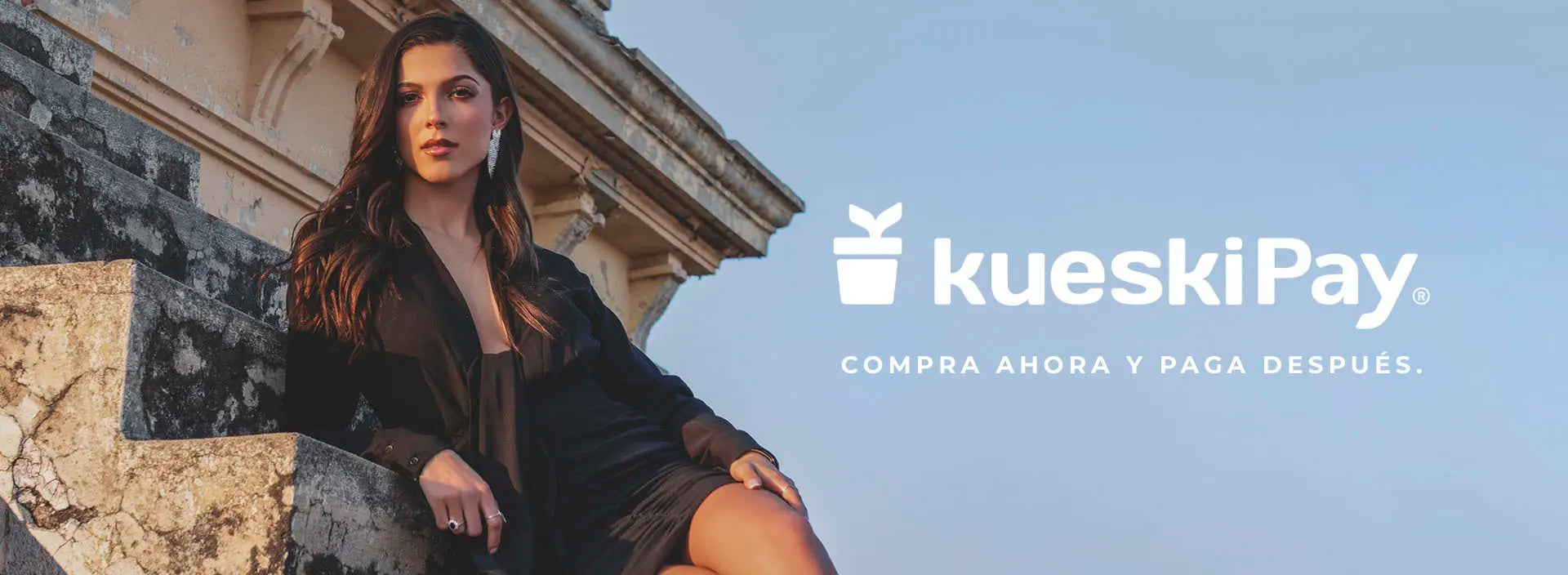 Mujer sentada en unas escaleras con el logo de KueskiPay y el eslogan 'Compra ahora y paga después'